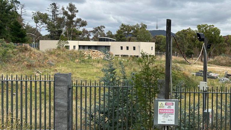 2callmehasnat25's tweet image. #Australias #axed #diplomat #embassy #News #Parliament #Russian #Site #squatting #World Russian diplomat squatting on axed embassy site near Australia's parliament | World News tinyurl.com/2fbzm4me 

 Australia's prime minister has described a Russian diplomat squattin...