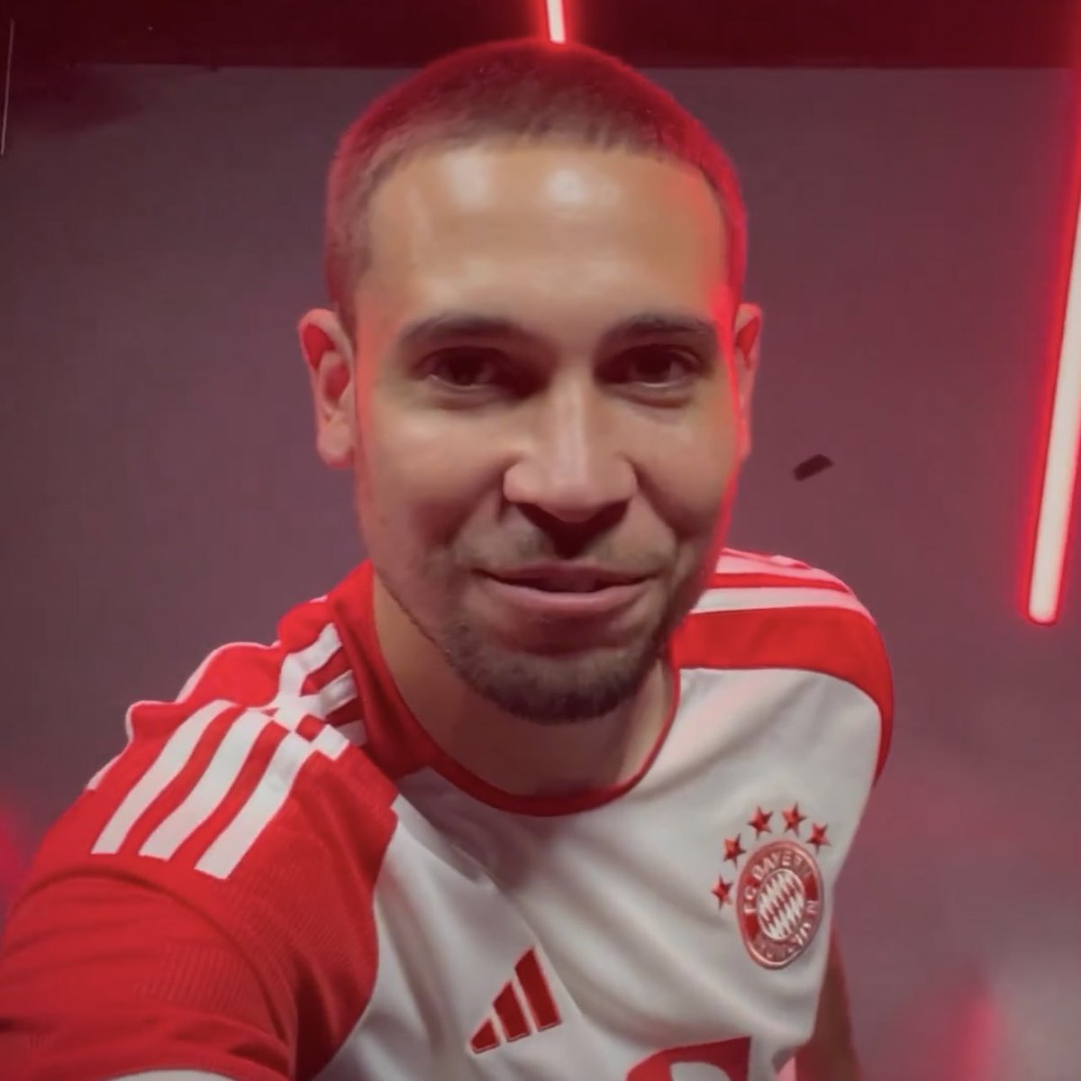 mooshpt's tweet photo. Raphael Guerreiro no Dortmund

7 épocas / 40 golos / 42 assistências / ZERO Bundesligas

Bayern: 11 campeonatos SEGUIDOS 

#NaMoosh https://t.co/dSoROE7RFv