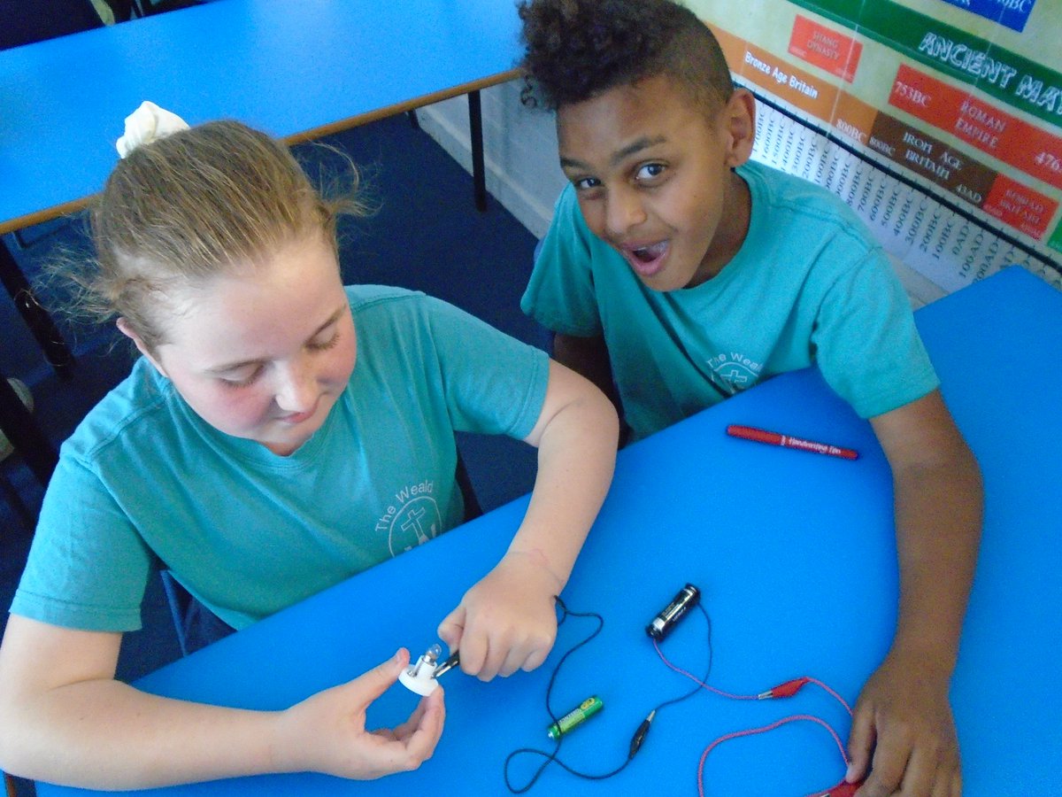 thewealdcofe's tweet photo. As scientists, children have been investigating electricity and circuits as part of their enquiry 'how big is your footprint?' #wearescientists #curriculumenquiry #lightuplearning #curriculum #scientists #investigating https://t.co/O45Tv28x8m