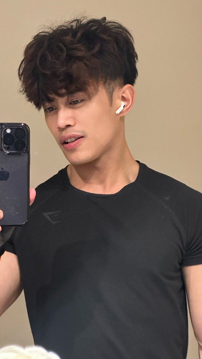 lorenzdlr's tweet photo. Me on Instagram vs Twitter 😝 https://t.co/d2UH7vAwpl