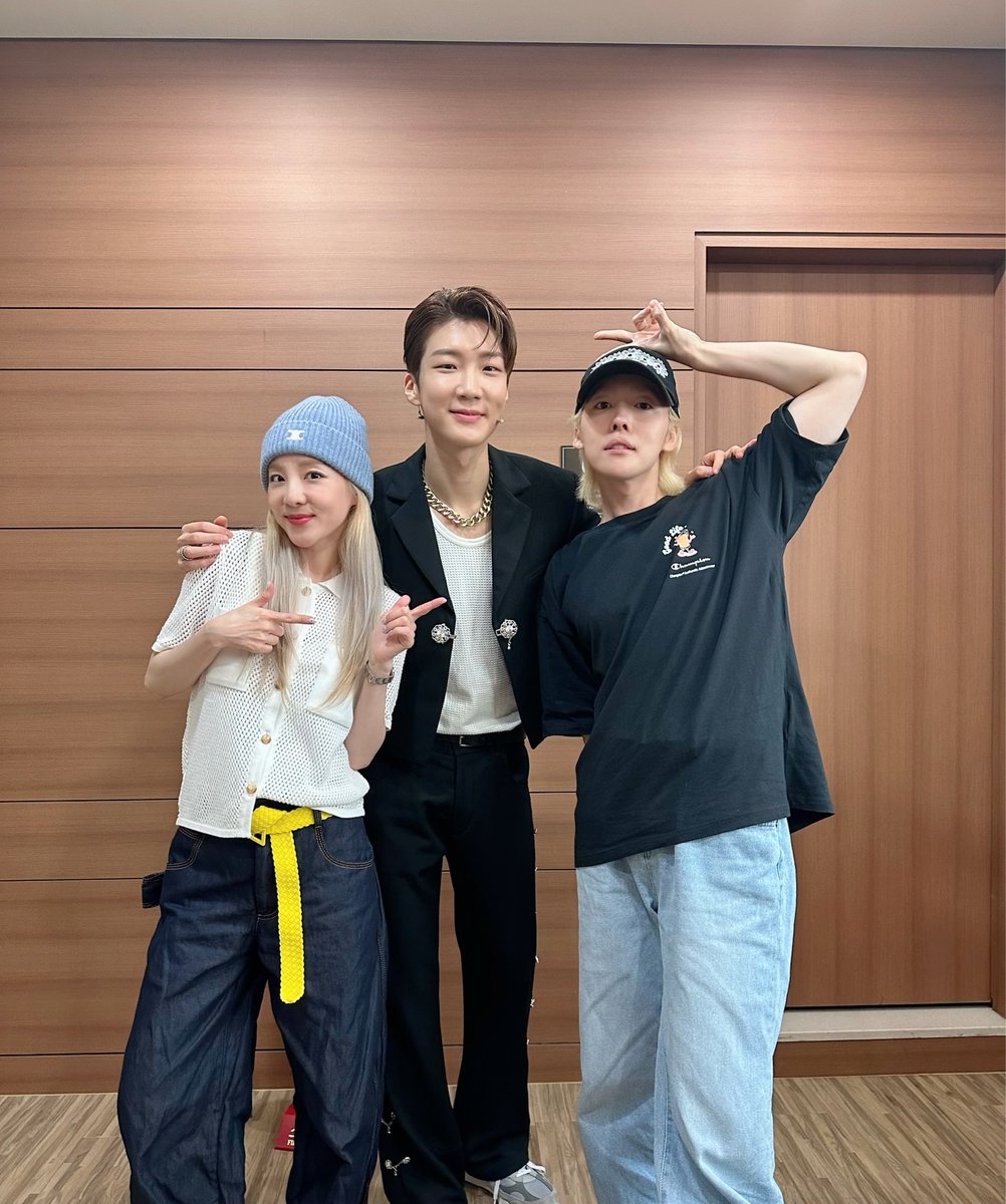 krungy21's tweet photo. 세상 참 좁다~!!! 😆 한다리 건너면 다 아는 사이~ 내가 이뽀하는 동생들이 한 작품 하구있대서 출동~!!! 😁 지누랑 승후니 응원하고 의지니랑 필린 응원하기!!! 다들 넘 잘한다😭👏🏻👏🏻👏🏻 뿌듯뿌듯~!!! #뮤지컬드림하이 #TeamHoony #TeamFeelin https://t.co/BE2a2wa6xO
