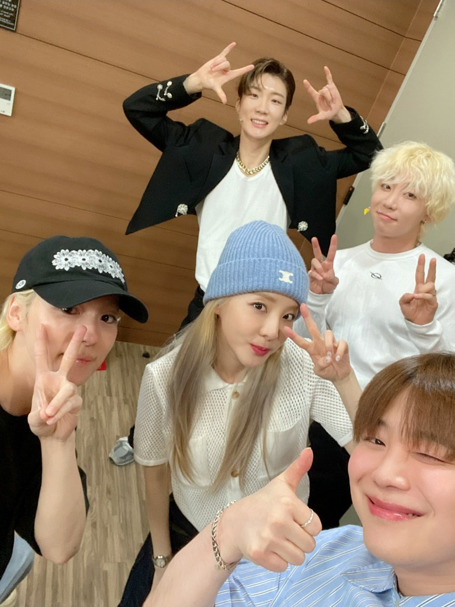 krungy21's tweet photo. 세상 참 좁다~!!! 😆 한다리 건너면 다 아는 사이~ 내가 이뽀하는 동생들이 한 작품 하구있대서 출동~!!! 😁 지누랑 승후니 응원하고 의지니랑 필린 응원하기!!! 다들 넘 잘한다😭👏🏻👏🏻👏🏻 뿌듯뿌듯~!!! #뮤지컬드림하이 #TeamHoony #TeamFeelin https://t.co/BE2a2wa6xO