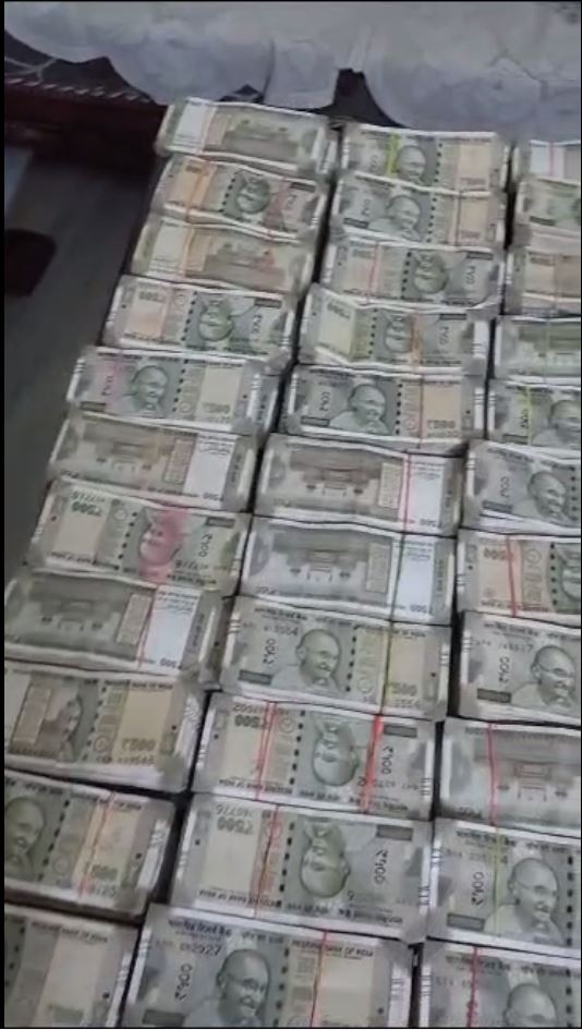 otvkhabar's tweet image. #ଛାତ_ଉପରେ_ବିଡ଼ାବିଡ଼ା_ଟଙ୍କା
- ନବରଙ୍ଗପୁର ଅତିରିକ୍ତ ଉପଜିଲ୍ଲାପାଳ ପ୍ରଶାନ୍ତ କୁମାର ରାଉତଙ୍କ ଛାତରୁ ମିଳିଲା 
   ବିଡ଼ାବିଡ଼ା ଟଙ୍କା
-ଭୁବନେଶ୍ୱର କାନନ ବିହାର ସ୍ଥିତ ପଡ଼ୋଶୀ ଘର ଛାତରୁ ୬ଟି ପେଟି ଟଙ୍କା ଜବତ
-୫୦୦ ଟଙ୍କିଆ ଭର୍ତ୍ତି ୬ଟି ପେଟି ଜବତ କଲା ଭିଜିଲାନ୍ସ
#VigilanceRaid #Bhubaneswar #Odisha