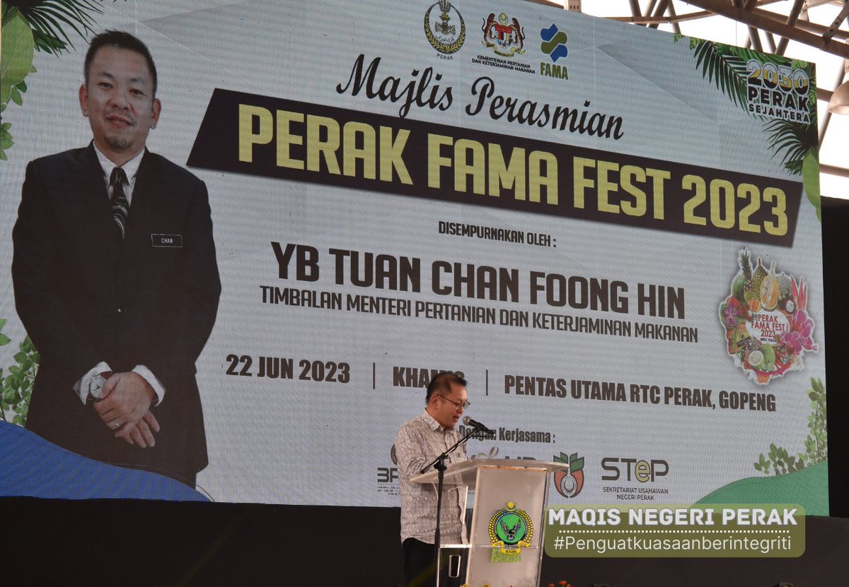 MaqisPerak's tweet photo. 22 Jun 2023 | RTC Gopeng 
Sekitar hari pertama program Perak FAMA Fest 2023 semalam yang dirasmikan oleh YB Tuan Chan Foong Hin, Timbalan Menteri Pertanian dan Keterjaminan Makanan semalam.  
#KPKMMalaysia #MAQISMalaysia #maqisperak #cukupdanterjamin #penguatkuasaanberintegriti https://t.co/oOFDSuzZli