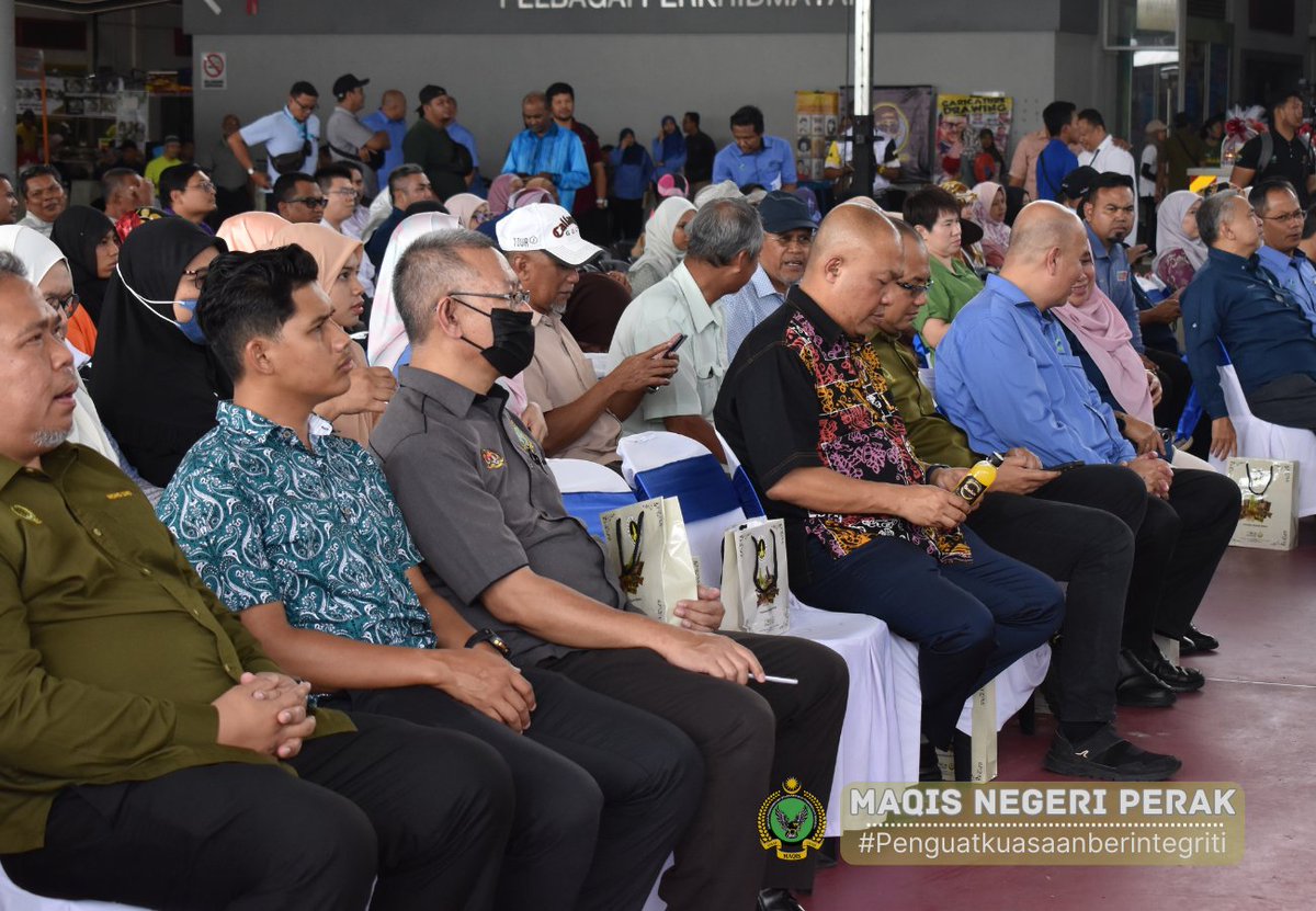 MaqisPerak's tweet photo. 22 Jun 2023 | RTC Gopeng 
Sekitar hari pertama program Perak FAMA Fest 2023 semalam yang dirasmikan oleh YB Tuan Chan Foong Hin, Timbalan Menteri Pertanian dan Keterjaminan Makanan semalam.  
#KPKMMalaysia #MAQISMalaysia #maqisperak #cukupdanterjamin #penguatkuasaanberintegriti https://t.co/oOFDSuzZli