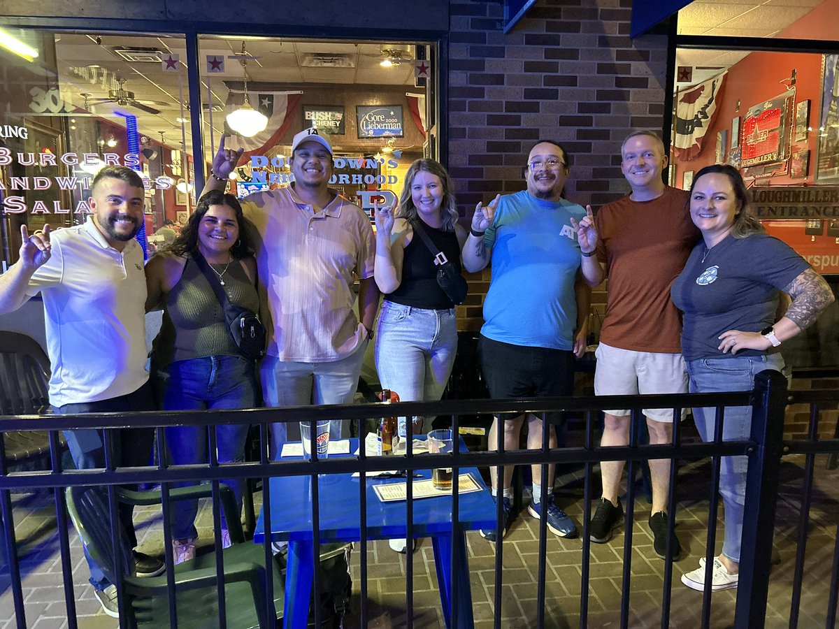 A pack of LOBOS was spotted in Indy! 🐺🔥

Thanks to all the alumni for coming out tonight! #NATA2023 #unmlobos #athletictrainers #athletictraining #ATTwitter