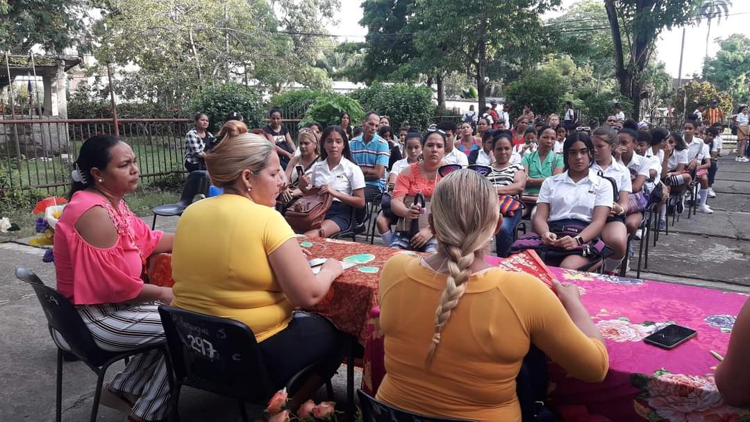 dmemedialuna's tweet photo. Hoy el nivel eduvativo secundaria básica del #MunicipioMediaLuna desarrolló proceso de Otorgamiento de Carreras a los educandos de noveno grado. Una etapa que culmina . Éxitos y muchas felicidades.
#EducaciónMediaLuna #PorGranmaLoMejor
#VamosConTodo
#JuntarYVencer
@CapoteViltres https://t.co/ihqtjbar1C