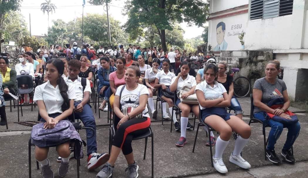 dmemedialuna's tweet photo. Hoy el nivel eduvativo secundaria básica del #MunicipioMediaLuna desarrolló proceso de Otorgamiento de Carreras a los educandos de noveno grado. Una etapa que culmina . Éxitos y muchas felicidades.
#EducaciónMediaLuna #PorGranmaLoMejor
#VamosConTodo
#JuntarYVencer
@CapoteViltres https://t.co/ihqtjbar1C