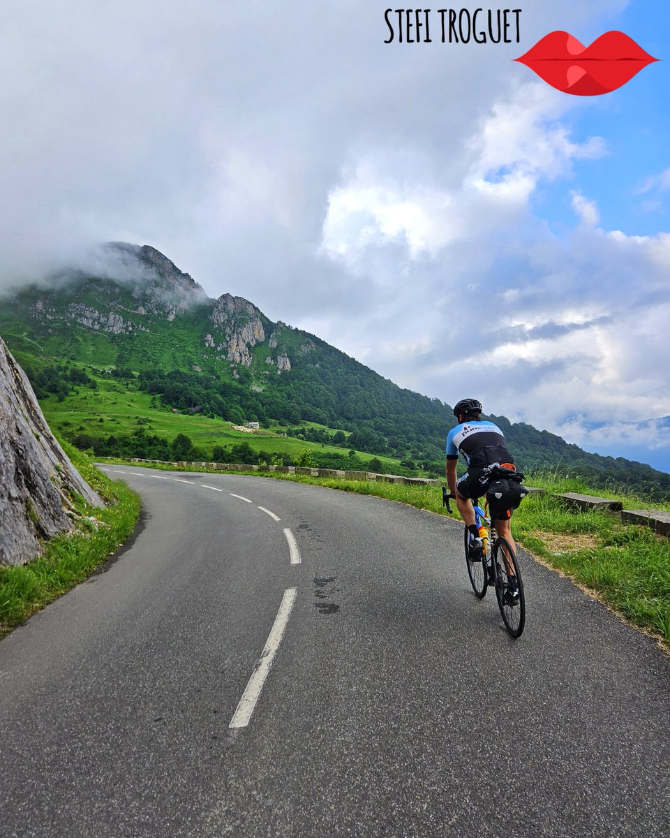 ETroguet's tweet photo. 💥 TRANSPYRENEES 💥!!
Day 3: 89,5km / +2750m / -2215m 💣.
Peyrehitte- Col du #Tourmalet- Luz Saint Sauveur- Argelès Gazost- Col du #Soulor- Col d'#Aubisque- Gourette.
Today we wanted to do a slightly longer route, but we had to leave later due to the heavy rain 🌧.
1/2⬇️ https://t.co/65Ghrjjpit
