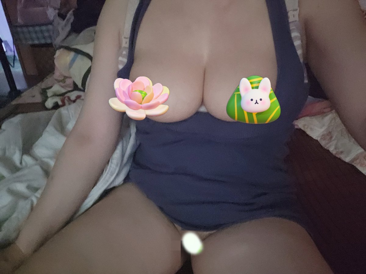 funky527381's tweet photo. 昨天本來是要發這組照片的
有人���我玩奶和奶頭能玩到高潮嗎
我是覺得有性慾望時
隔著衣服，沒穿內衣玩
那舒服度和爽度就很像我的穴穴在被肉棒插時一樣舒服
會玩到抖抖和穴穴緊縮
然後就會濕濕啦
所以才說 #G點在奶頭上嘛
#想在你身上搖 
❤️幫女友轉推按愛心追蹤女友❤️ https://t.co/ROqQ7uLONq