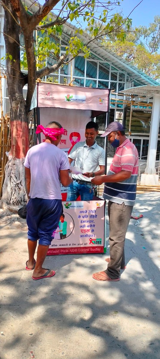 jhswabhiman's tweet photo. Transit Migrants being made aware on  #HIV at Ranchi Railway Station today by our PORW @SANJAYT84409412 and @abhay_ranjan21 

@NACOINDIA 
@JharkhandAids 
@HLTH_JHARKHAND 
@dr_bhakat 
@DeputyD63773790 
@satyabokaro https://t.co/uRE9fi94ua