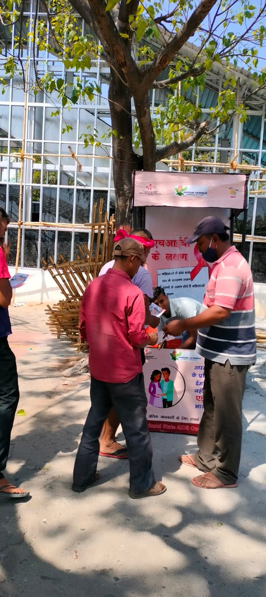 jhswabhiman's tweet photo. Transit Migrants being made aware on  #HIV at Ranchi Railway Station today by our PORW @SANJAYT84409412 and @abhay_ranjan21 

@NACOINDIA 
@JharkhandAids 
@HLTH_JHARKHAND 
@dr_bhakat 
@DeputyD63773790 
@satyabokaro https://t.co/uRE9fi94ua