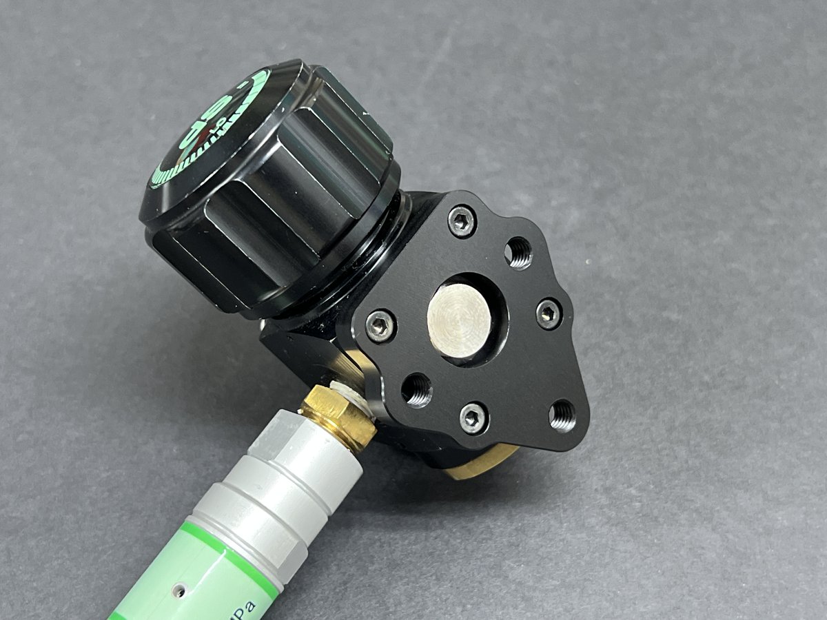GawAirsoft's tweet photo. G.A.W.　新製品
S-Sマウントアダプター

サンプロジェクト製SP-18000　グリーンガス可変式レギュレーターをSAFARILAND製QLS-19に取り付けるための変換アダプターです。

定評のあるSAFARILANDのプラットフォームを使うことで、重いレギュレーターをしっかり固定できます。

￥3960(税込) https://t.co/3TPo3omDmK