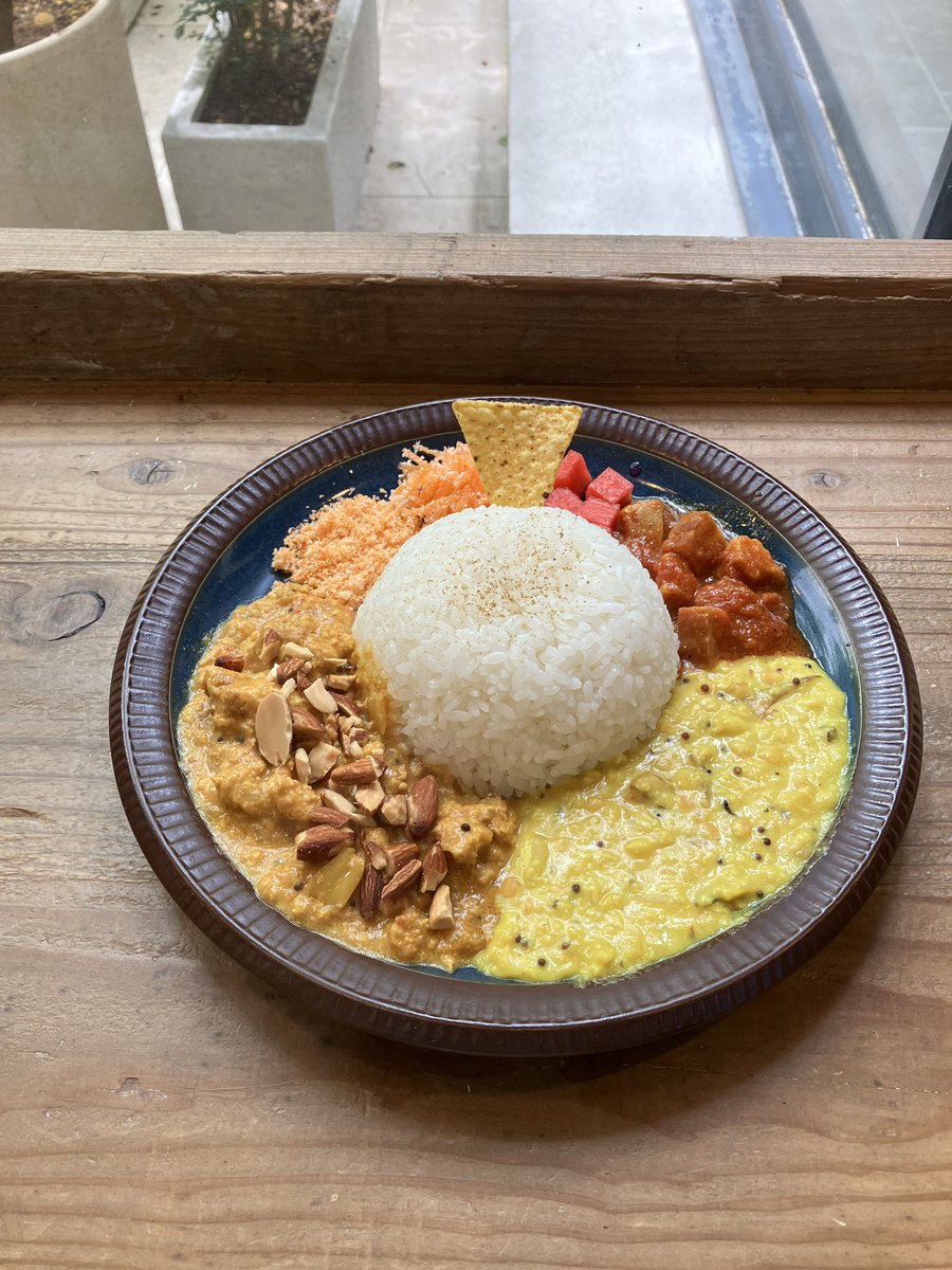 aakaasya's tweet photo. とある用事で神戸元町まで。
最近美味しいカレー屋さん探しに夢中
店主の脱サラしてカレー屋に
なろうと思った日の話。が
面白くて美味しかった🍛

#ラージクマール
#3種ナッツの香ばし鶏キーマ
#ほっこり出汁のレンズ豆カレー https://t.co/a3t2xh15HS