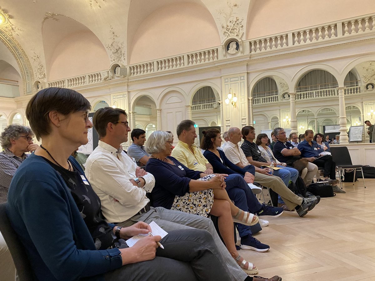 "Wenn weniger mehr ist": Suffizienz für mehr Lebensqualität, Gerechtigkeit und Klimaschutz. Spannende Diskussionen am Workshop mit den #energiestadt Gremien am Vortag der Mitgliederversammlung in Engelberg. Danke dem Suffizienz-Team für die tolle Vorbereitung und Moderation.