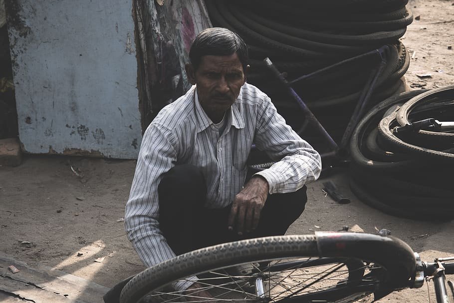 Amanda <a href="/LanzilloAmanda/">Amanda Lanzillo</a> &amp; I are excited to announce that the next piece in our one and only series on Workers of India with <a href="/thewire_in/">The Wire</a> will be on cycle mechanics who helped India move.  You can explore our series here to know the world of labourers and workers.