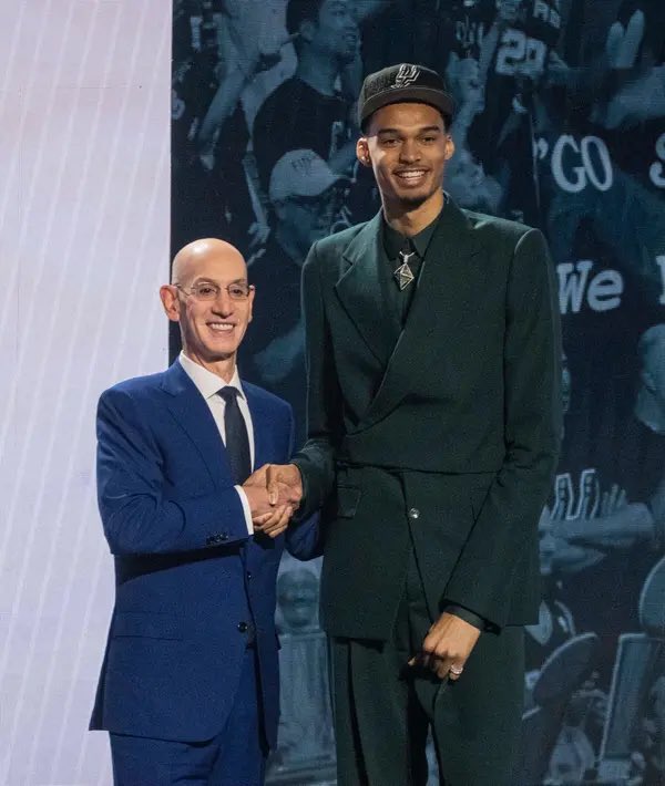 How to tell @vicw_32 is not an American?

His suit.