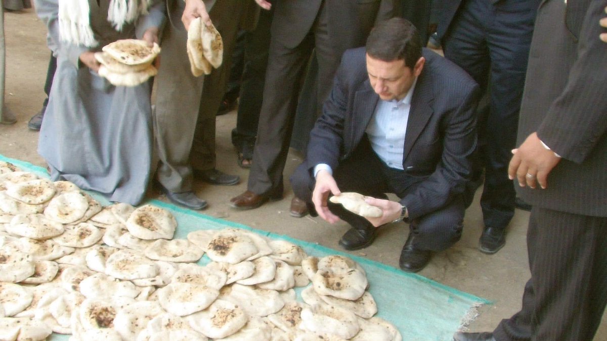 لا يجادل أحد في أنه نجح، لم يختلف اثنان في أنه أفضل وزير تموين في تاريخ هذه الوزارة، ولهذا فإن باسم عودة في السجن الآن لأكثر من تسع سنوات، وفي حبس انفرادي، تم فيه حرمانه من حقوقه البسيطة كسجين، ومنها حق الزيارة
التهمة أنه نجح!