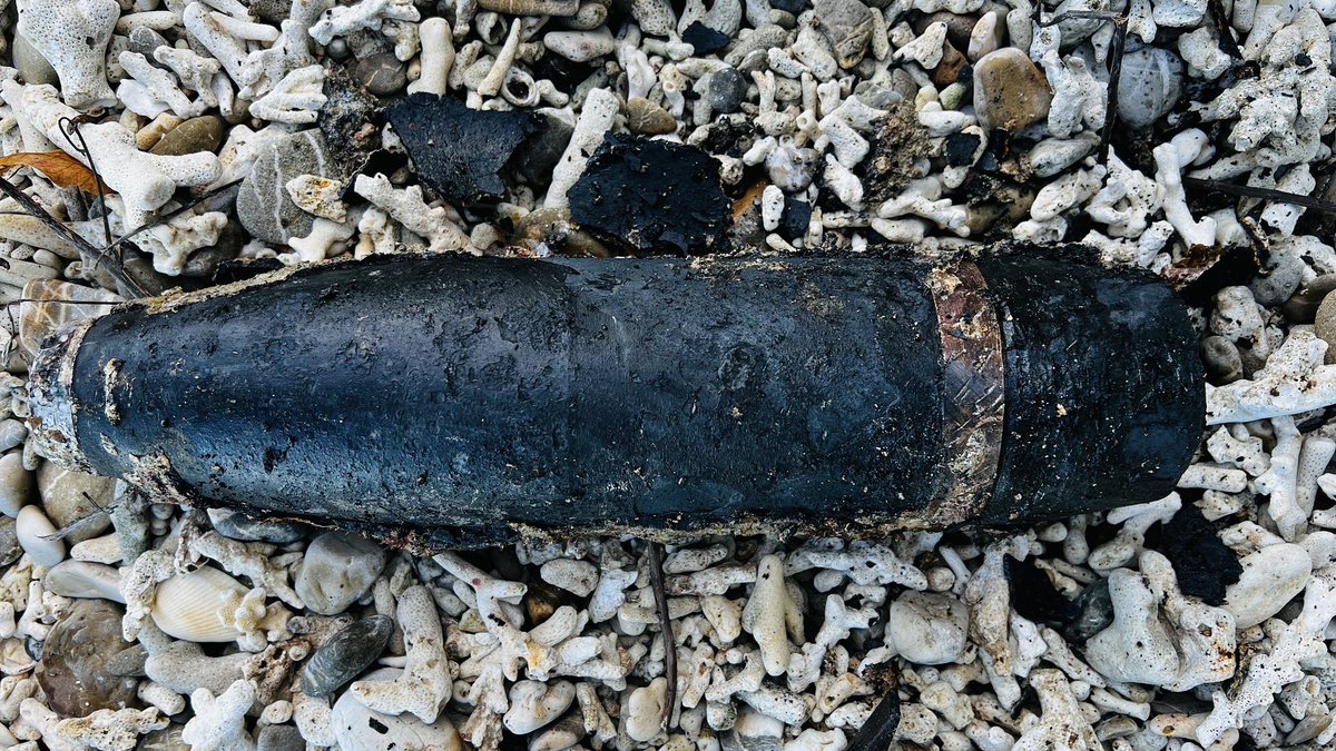 FANC_Officiel's tweet photo. A few days ago, discovery of a 105mm shell from WWII during @MarineNationale divers training at îlot Brun, Nouméa.
Moved to preserve marine flora and fauna, the #NEDEX intervention group destroyed it with the support of New Caledonian Fire dept and Maritime Gendarmerie. https://t.co/KaYodoMp5a