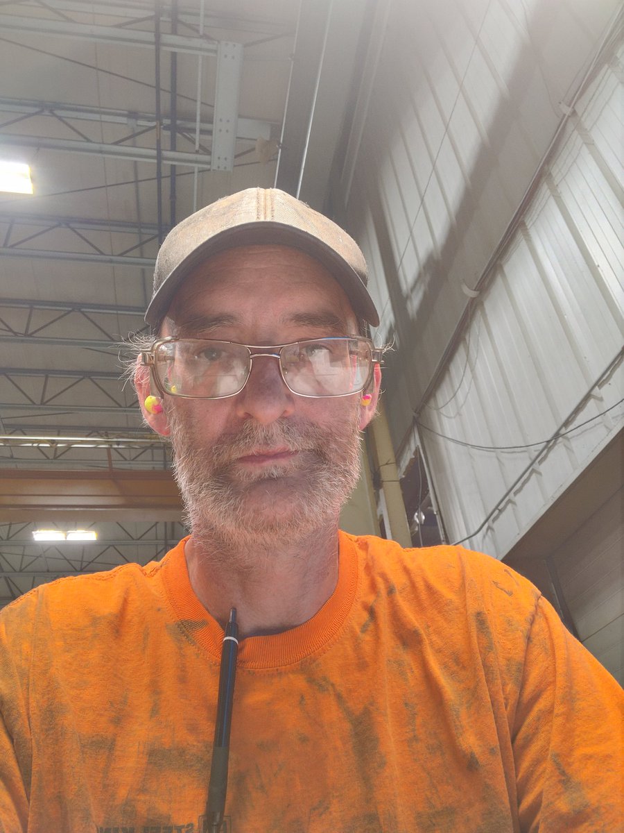 KristopherFoll2's tweet photo. Just an old guy at work. TGIF. Have a great night all. ✌️🤘 https://t.co/6hgGpexX35