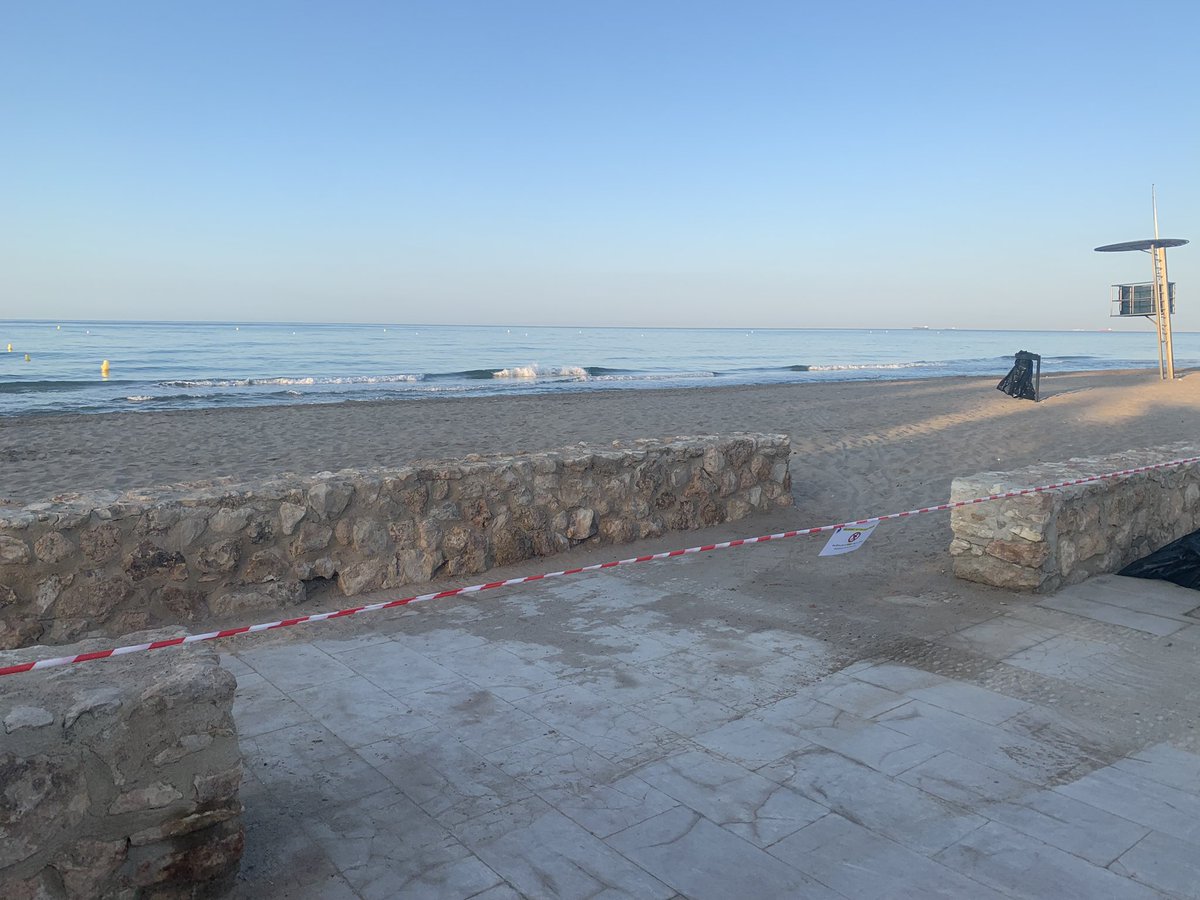 ATENCIÓ!
Accés a la platja tancat durant el matí, per treballs de recondicionament de la sorra.
Queda prohibit l'accés a qualsevol persona aliena als treballs.
DISCULPIN LES MOLÈSTIES.