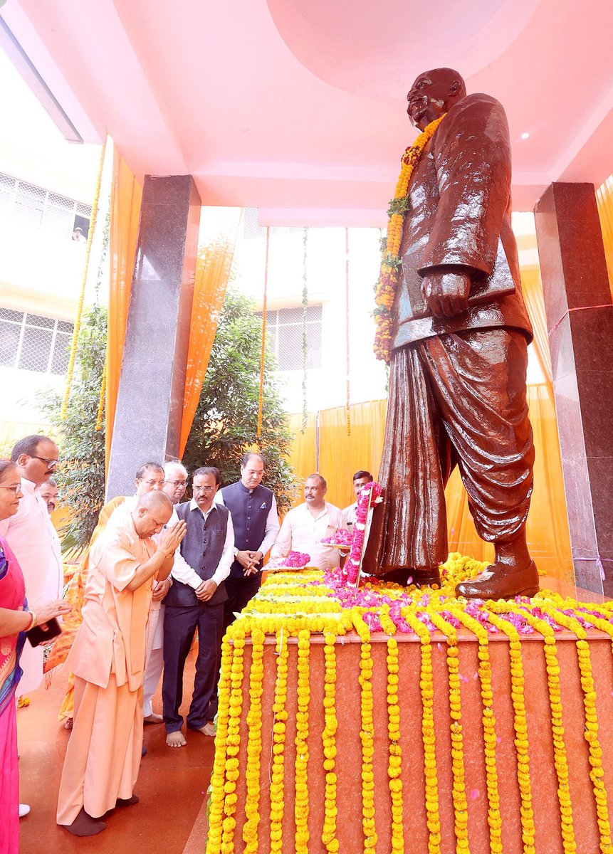 माँ भारती के अमर सपूत, प्रखर राष्ट्रवादी श्रद्धेय डॉ. श्यामा प्रसाद मुखर्जी के बलिदान दिवस पर आज लखनऊ में उनकी प्रतिमा पर पुष्पांजलि अर्पित की।

देश, शिक्षा व समाज के प्रति उनके योगदानों को नमन करते हुए प्रदेश वासियों की ओर से उन्हें विनम्र श्रद्धांजलि!