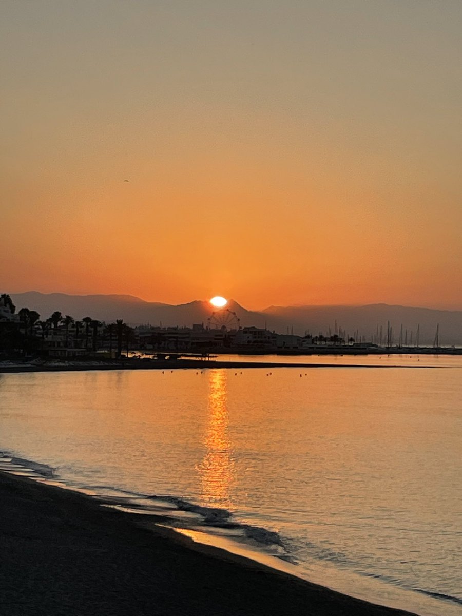 Happy Friday #sunrise #sunriserun #run #morningrun #runner #mediterranean #earlybird #costadelsol #7Km #happyfriday #fridayvibes