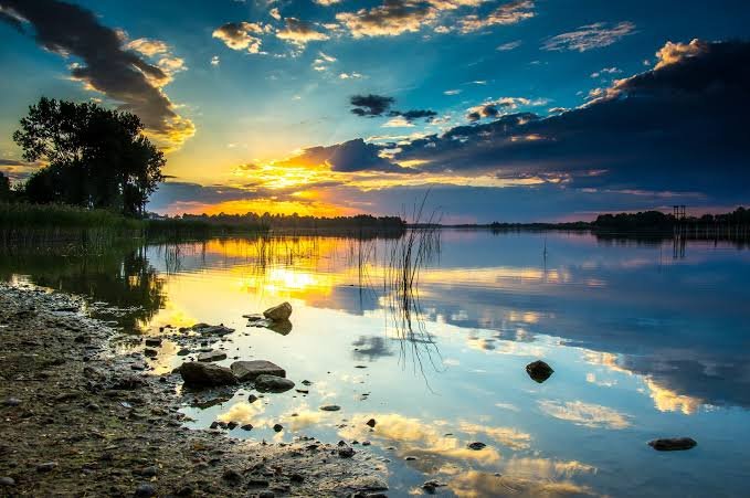 Suya atlayınca inebildiğin derinlikten daha aşağısı ve bulutların üstü insana göre değil. Gereksiz ve faydasız. Su üstünde yüzebilir, karada yürüyebilir, vasıtalarla seyahat edebilirsin. İnsanın yeri yeryüzüdür; ne yukarı ne aşağı.
Bulutların altı.