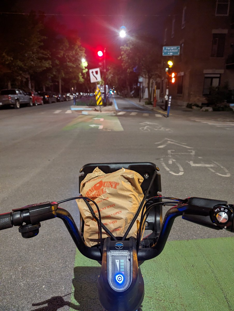 Unexpected bounty from a great night filled with passionate talks about mobility and freeing up space in our cities from cars : 🥯

Thanks to @Naparstek and @MagBebronne for their time and words!

#montrealbagels #thewaroncars #vélomtl #mobilitédurable #transportactif #vélo