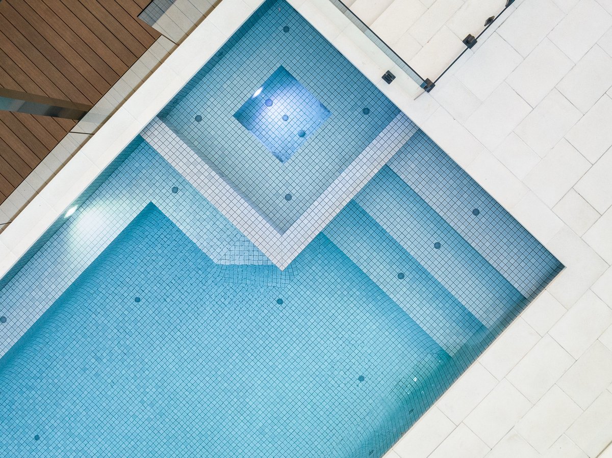 The ultimate family entertainer 😍 a spacious louvred alfresco links to a dreamy raised poolscape, featuring cladding, paving, steps and pool coping in the snowy white tones of Anston Vega.

#outdoorliving #paving #poolcoping #cladding #dreamypools