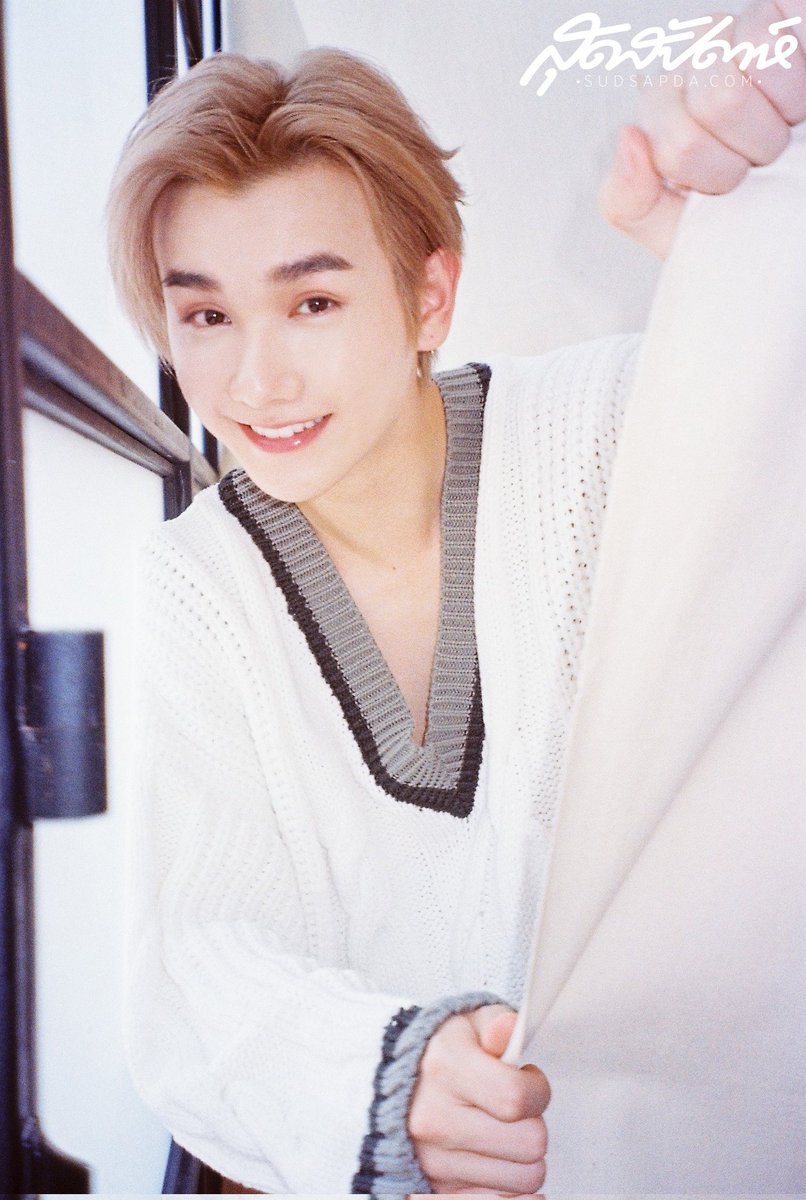 sudsapda's tweet photo. แอบสปอยล์แฟชั่นนายจากกล้องฟิล์ม น่ารักก็ได้ หล่อก็ได้ นายเอาอยู่ทุกสไตล์ ดีงามไปหมด แล้วนี่แค่น้ำจิ้ม เพราะในเล่มมีแฟชั่นและบทสัมภาษณ์กว่า 40 หน้าเลย ไม่มีไม่ได้แล้ว เปิดพรีออเดอร์ถึง 29 มิ.ย. นี้เท่านั้นน้าาาา
#SudsapdaxNine #นายท่านกรชิต #高卿尘 #GaoQingChen #Nine #高卿尘Nine https://t.co/W9m0YEH5yt