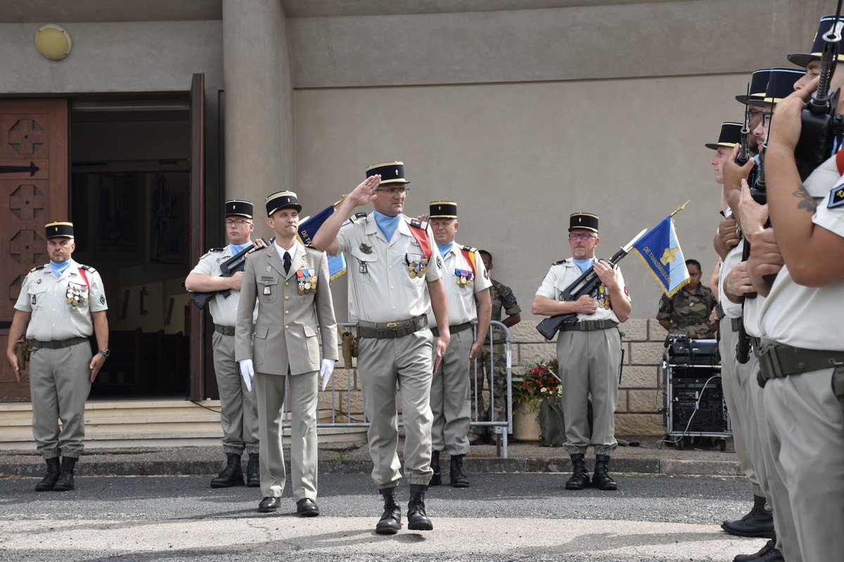 53eRT1's tweet image. [#Passcom] 

Hier, le capitaine Louis-Marie a rendu son commandement après deux belles années à la tête des ours de la 2.

Bon vent à lui et félicitations au capitaine Philippe qui prend sa suite !

#TradiMili #FiersDeNosSoldats 

@armeedeterre @armeeszne @COMSIC_FR