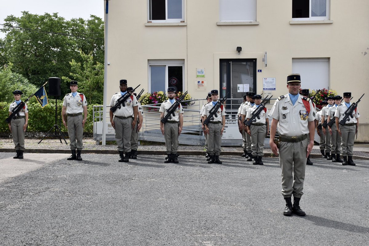 53eRT1's tweet image. [#Passcom] 

Hier, le capitaine Louis-Marie a rendu son commandement après deux belles années à la tête des ours de la 2.

Bon vent à lui et félicitations au capitaine Philippe qui prend sa suite !

#TradiMili #FiersDeNosSoldats 

@armeedeterre @armeeszne @COMSIC_FR