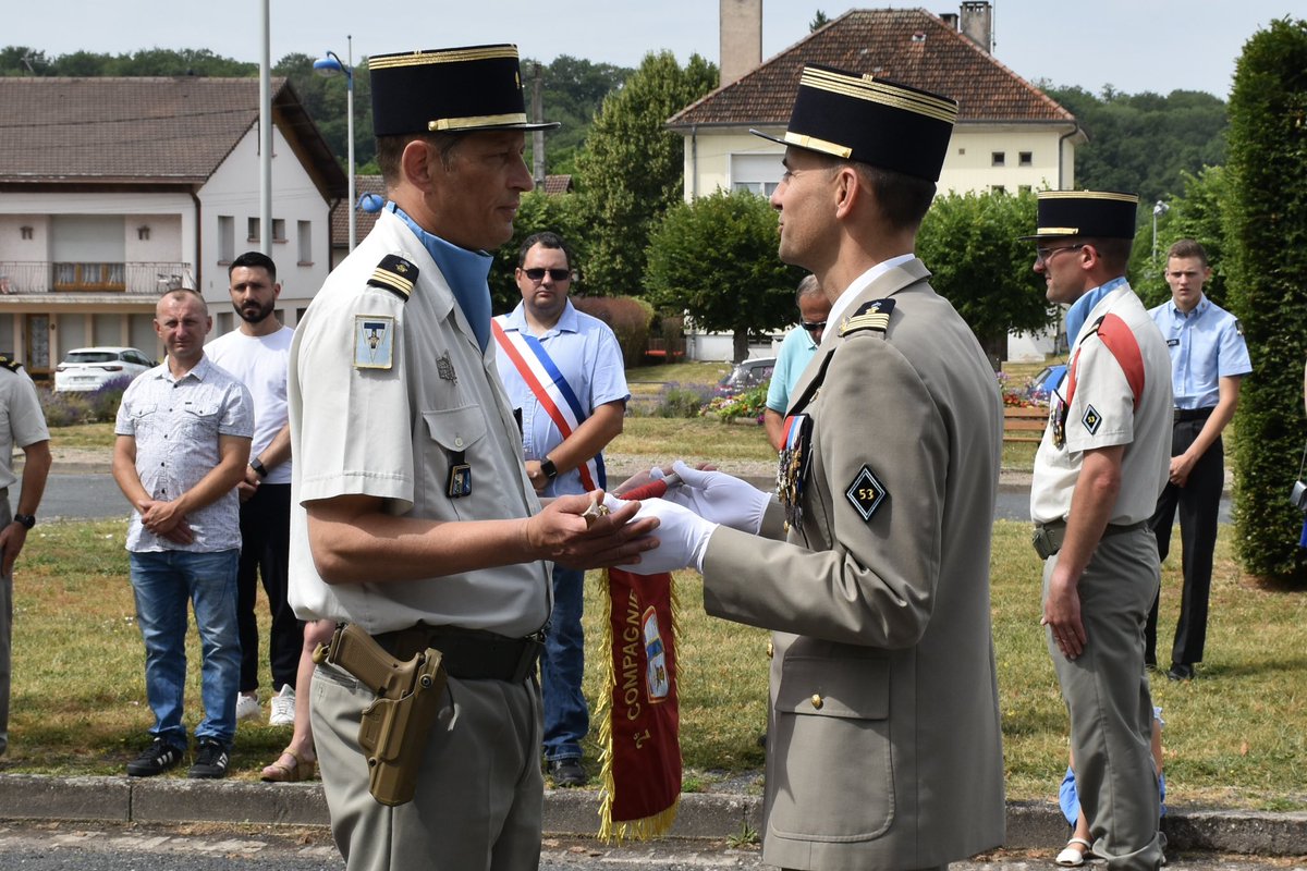 53eRT1's tweet image. [#Passcom] 

Hier, le capitaine Louis-Marie a rendu son commandement après deux belles années à la tête des ours de la 2.

Bon vent à lui et félicitations au capitaine Philippe qui prend sa suite !

#TradiMili #FiersDeNosSoldats 

@armeedeterre @armeeszne @COMSIC_FR