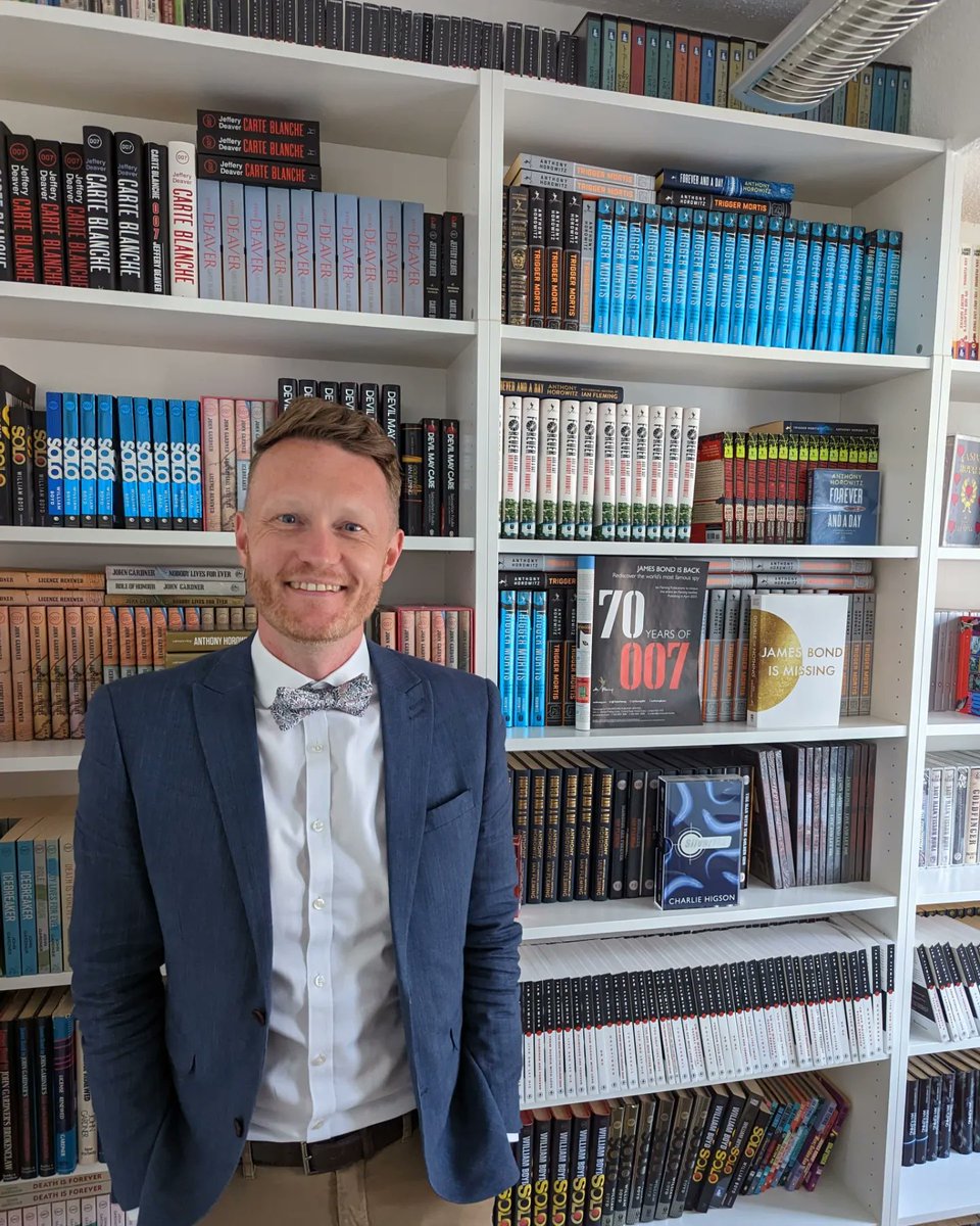 LicenceToQueer's tweet photo. The Ian Fleming Publications offices are literally wall to wall with Bond books - my idea of heaven!

I had a great time at IFP, geeking out with Simon Ward, their Publishing Director.

#IanFleming #70Yearsof007 #JamesBond #Books #Bookshelves #BowTiesAreCool https://t.co/GBHLNI8pTR