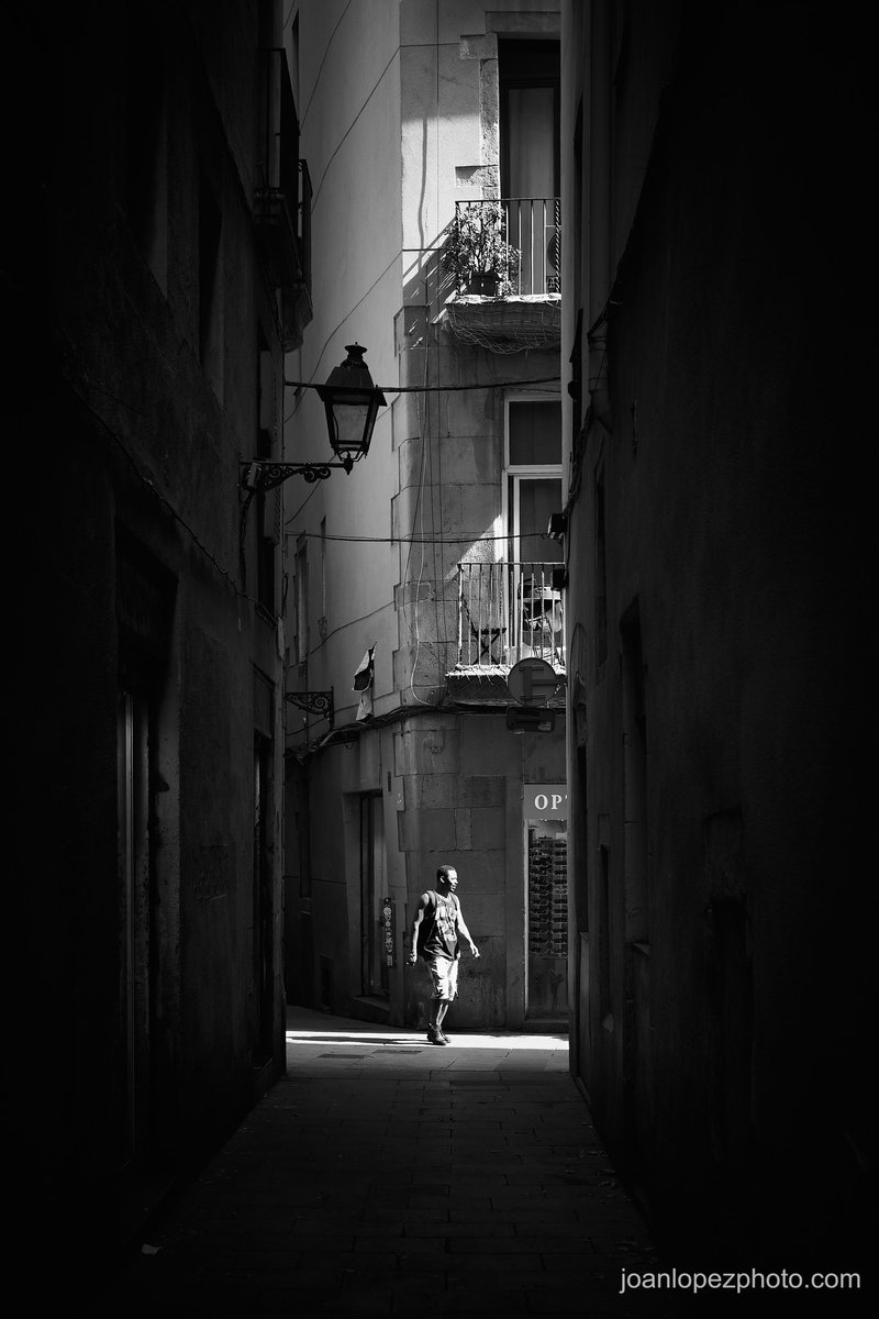 joanlopezphoto's tweet photo. Smiling to the light

📸 Fujifilm X-T4

📷 Fujinon XF 35mm F2 R WR

⚙️ ISO 160 - f/4.0 - Shutter 1/320

#barcelona #city #street #alley #streets #streetphotography #streetphotographer #urban #urbanphotography #balconies #lantern #plants #railings #shadows #shadowhunters #photographer #photography #blackandwhite #blackandwhitephotography #storyofthestreets #streetlife #streets_storytelling #photooftheday #picoftheday #storytelling #storytellingphotography #gothicquarter #ciutatvella #streetcapture #streetcaptures