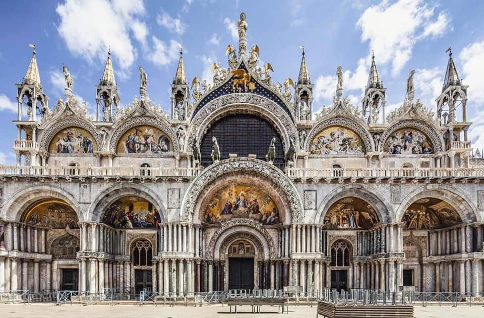 SimonVenturini's tweet photo. #VENEZIA • Oltre 3 milioni di euro per curare le ferite della Basilica di #SanMarco!
A breve scatteranno i #restauri necessari dopo le gravi conseguenze dell'Acqua Granda del 2019: sarà uno dei più grandi cantieri di questo tipo mai partiti in #Italia, finanziato da @MiC_Italia https://t.co/Nu0fC8IlT6