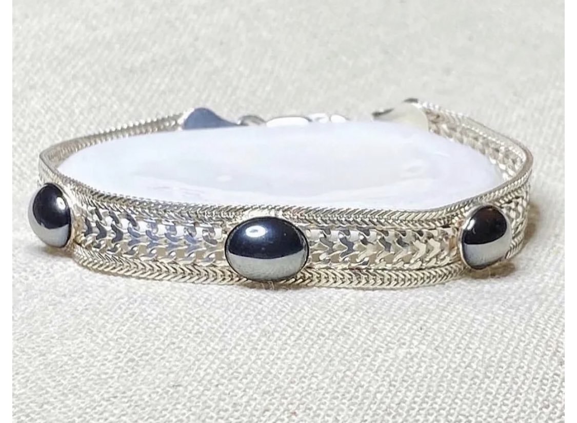 Vintage 3 Hematite Stone Sterling 7 1/2' Bracelet - Woven Look Silver - 13g

ebay.com/itm/1757774637…

#vintagejewelry #bracelet #sterling #hematite #jewelry #sterlingsilver