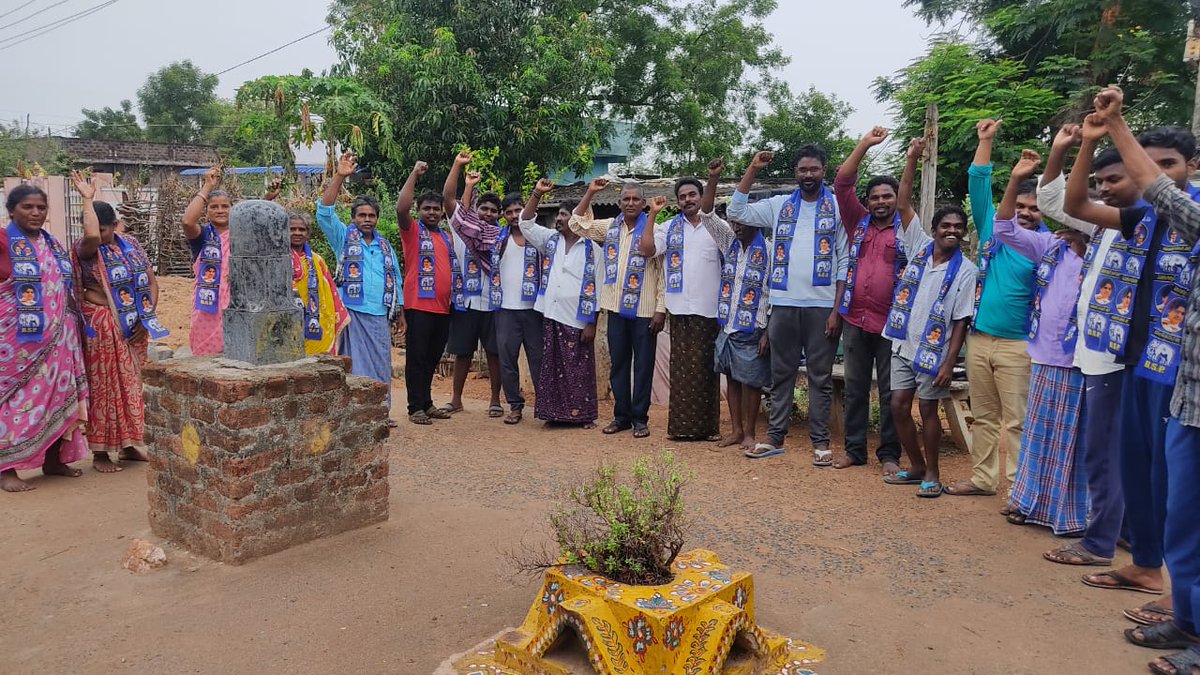 bsp_ts's tweet photo. బొడ్రాయి సాక్షిగా ప్రమాణం చేస్తున్నాము @RSPraveenSwaero ను CM ని చేస్తాము. - మేడివాయి గ్రామస్తులు. చర్ల మండలం మేడివాయి గ్రామంలో పలుకుటుంబాలు గురువారం నాడు బహుజన సమాజ్ పార్టీ లో చేరారు. ఆ పార్టీ చర్ల మండల అధ్యక్షుడు కూరపాటి వీర్రాజు ఆద్వర్యంలో. #BSP4TS @BITCELL_BSP @BSP4Telangana https://t.co/Vh8NtckJAU