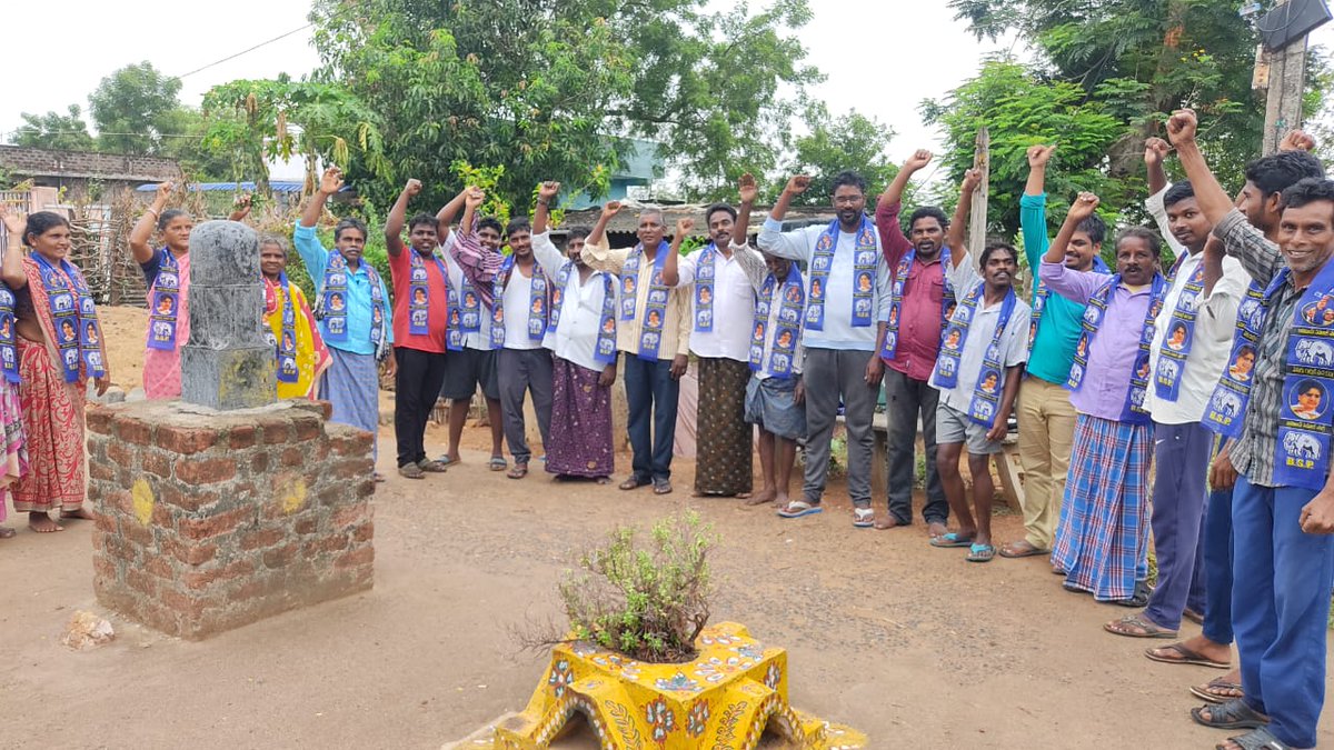 bsp_ts's tweet photo. బొడ్రాయి సాక్షిగా ప్రమాణం చేస్తున్నాము @RSPraveenSwaero ను CM ని చేస్తాము. - మేడివాయి గ్రామస్తులు. చర్ల మండలం మేడివాయి గ్రామంలో పలుకుటుంబాలు గురువారం నాడు బహుజన సమాజ్ పార్టీ లో చేరారు. ఆ పార్టీ చర్ల మండల అధ్యక్షుడు కూరపాటి వీర్రాజు ఆద్వర్యంలో. #BSP4TS @BITCELL_BSP @BSP4Telangana https://t.co/Vh8NtckJAU