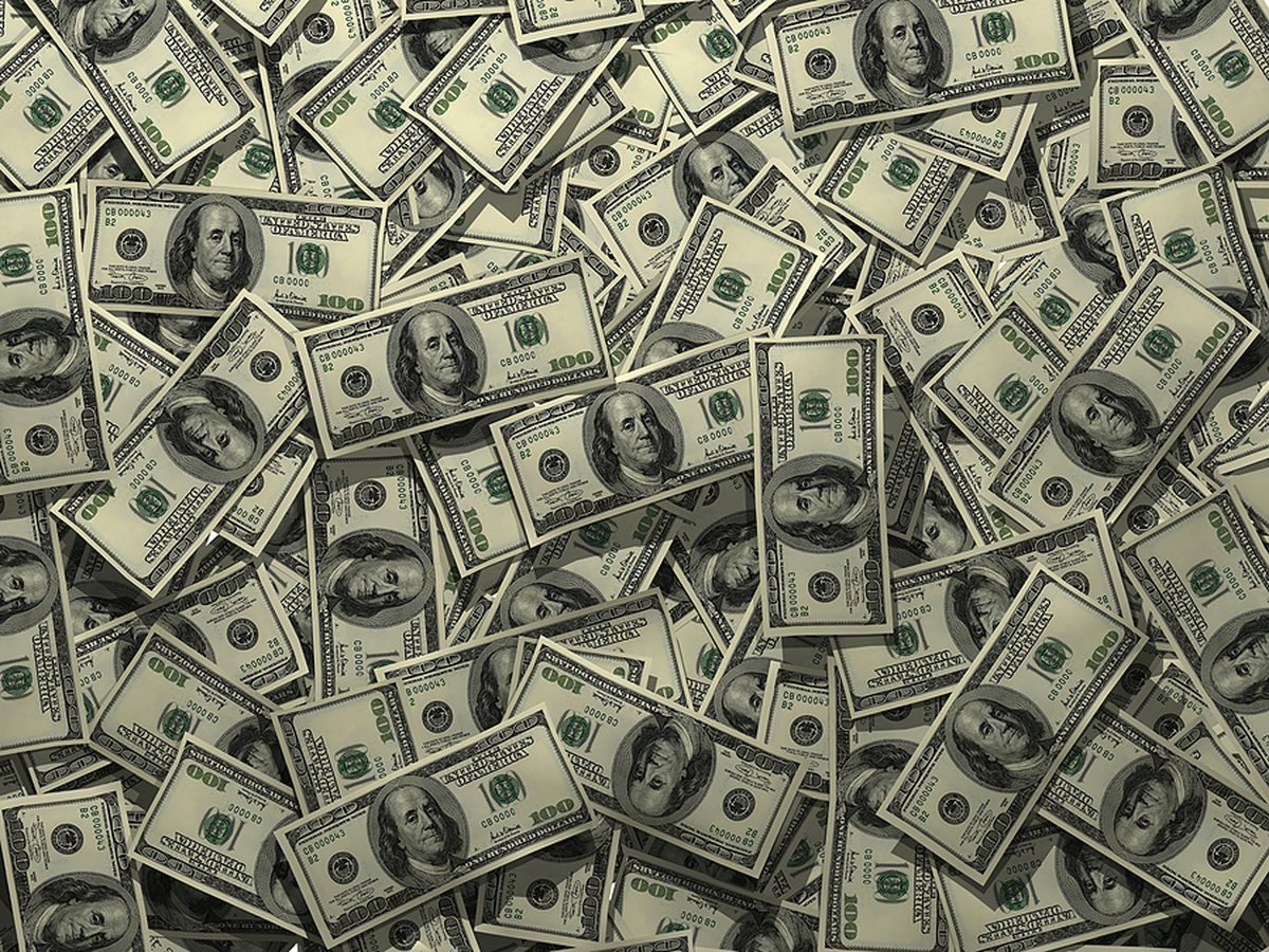 0xericy's tweet photo. If someone gave you the opportunity to retire and live a life of luxury💸 without putting in the effort would you take it? https://t.co/3n3otjmF6Q