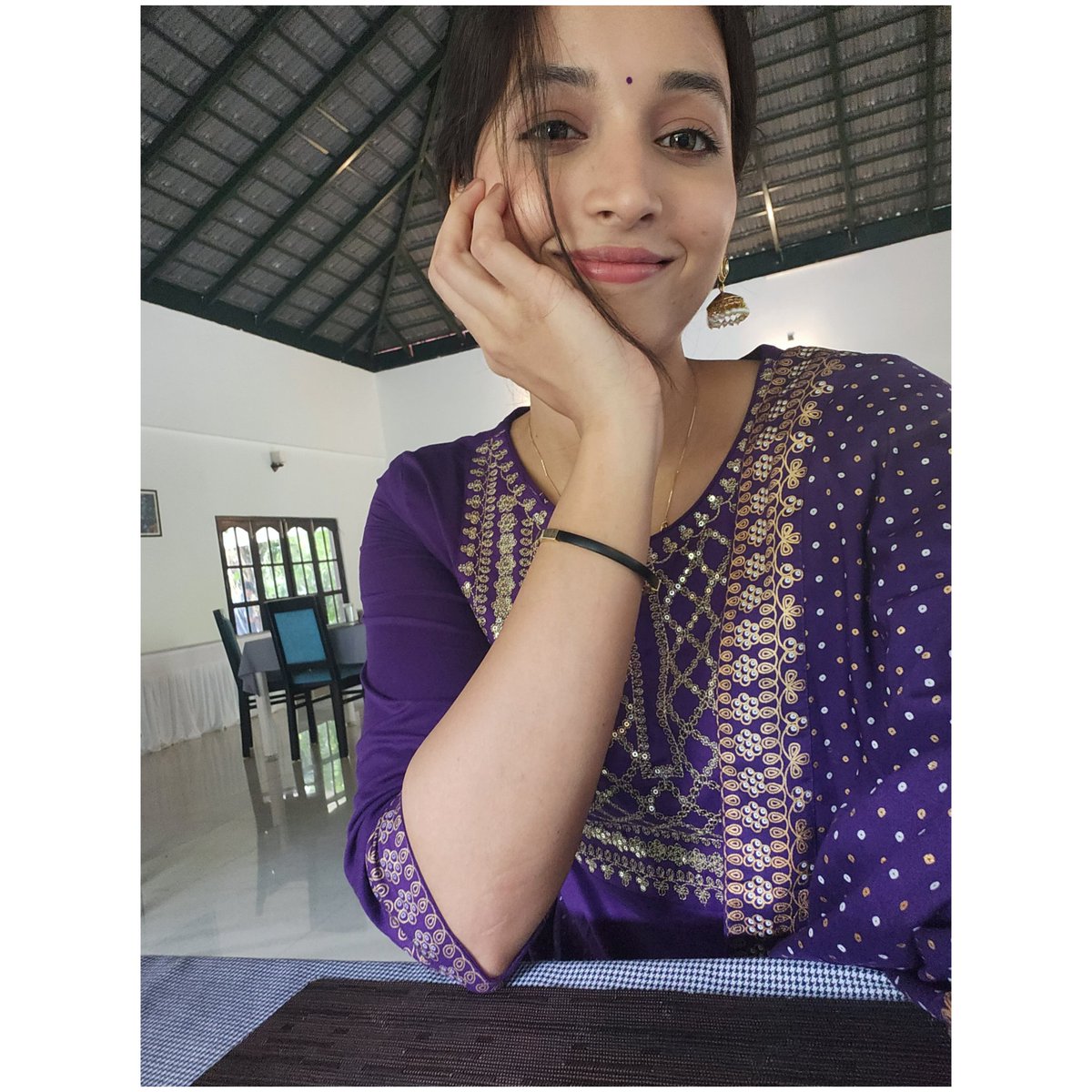 SrinidhiShetty7's tweet photo. That's my 'waiting for the food' face 🫡🍛🪻 https://t.co/XiYdOHr7os
