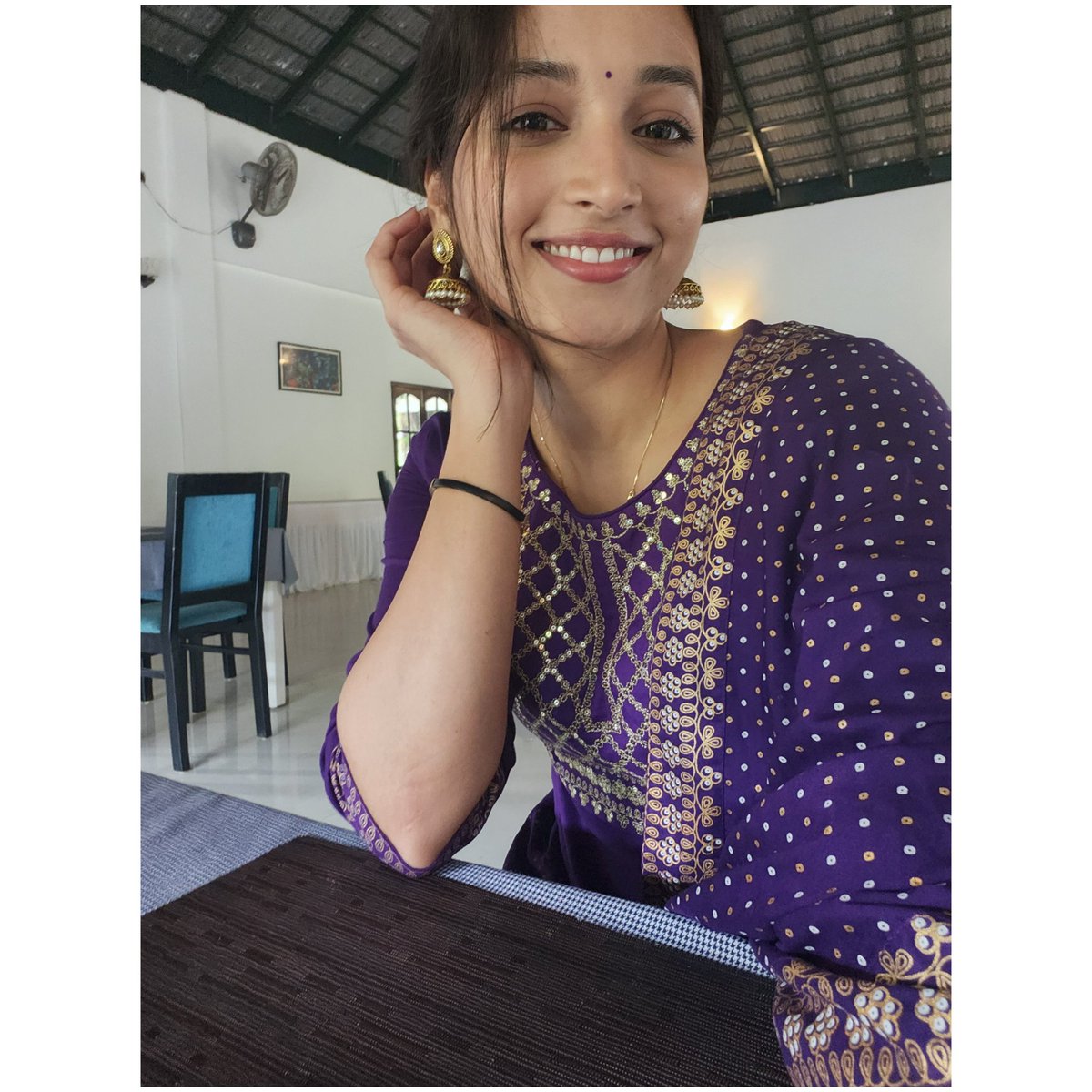 SrinidhiShetty7's tweet photo. That's my 'waiting for the food' face 🫡🍛🪻 https://t.co/XiYdOHr7os