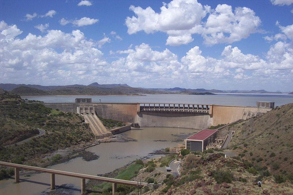 SizweLo's tweet photo. The Gariep is the largest dam in South Africa. The South African government calls it the “heritage pride of the Free State.” What is not often mentioned is the trauma its construction caused. https://t.co/K8sN44F2jj
