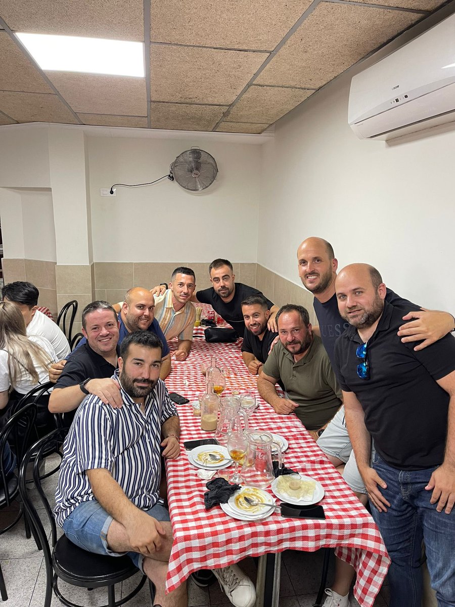 L’ Avantmatch cena final temporada 🍽️ 
Nos marchamos de vacaciones con los deberes hechos. Buen verano 🏝️ 🏖️ 🌊 
Se vienen sorpresas ⚽️

#3a #Lligaelit #2cat3 #Seleccions
#Inem #Sheriff #enchufe #filtraciones 
#presentaciónAlberto