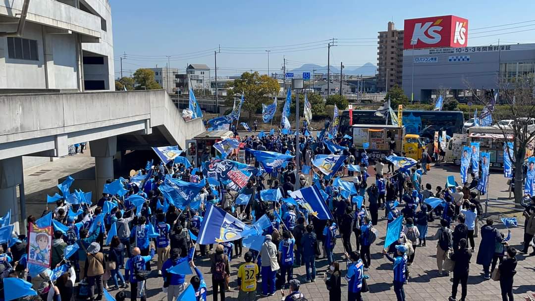 明日のAWAY今治戦、オフィシャルのバスツアー2台とは別に、もう1台のバスが讃岐の援軍に向かいます！
カマタマーレ讃岐ボランティアスタッフ＆讃岐大旗隊の合同部隊。さあ、皆さんやったりましょう！！💪💪💪
#カマタマーレ讃岐 
#カマタマーレ讃岐ボランティア
#讃岐大旗隊