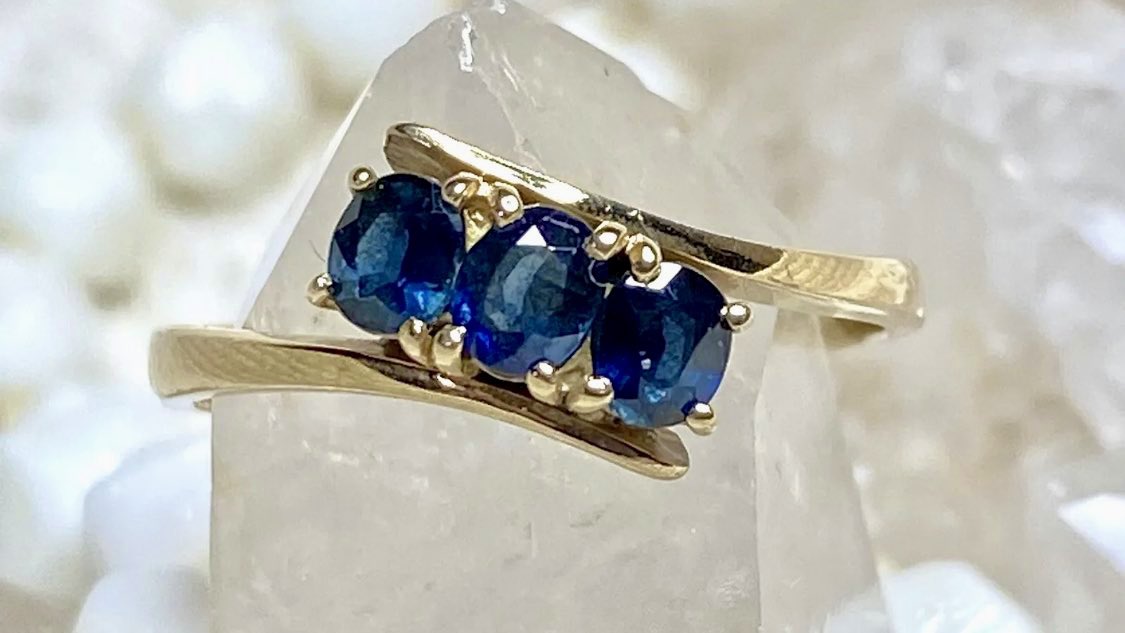 Vintage Estate Ring - 14k Yellow Gold - 3 Sapphires - Size 6 1/2 - 1g - 2460

Free priority shipping on this beautiful heirloom ring. 💙💙💙

ebay.com/itm/1757557710…

#vintagejewelry #heirloom #jewelry #estatejewelry #gemstones #gold #sapphire #14k #birthstone 💙💙💙