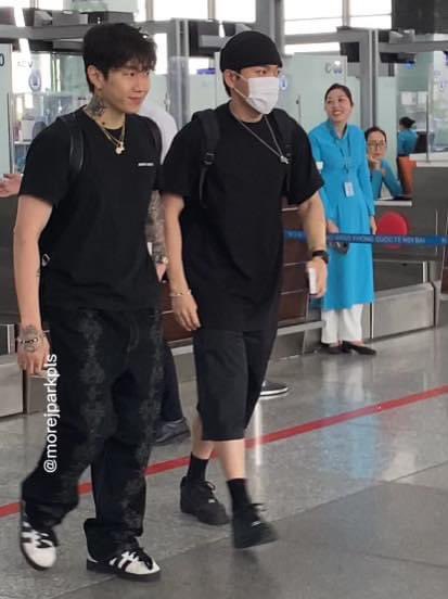 JWalkerzAUS's tweet photo. [#FBPIC] CEO Jay Park #박재범 at Noi Bai International Airport going back to Korea 

👉 https://t.co/6UBAwenHsF

(Photo cr: as tagged) https://t.co/hSyNK2IarN