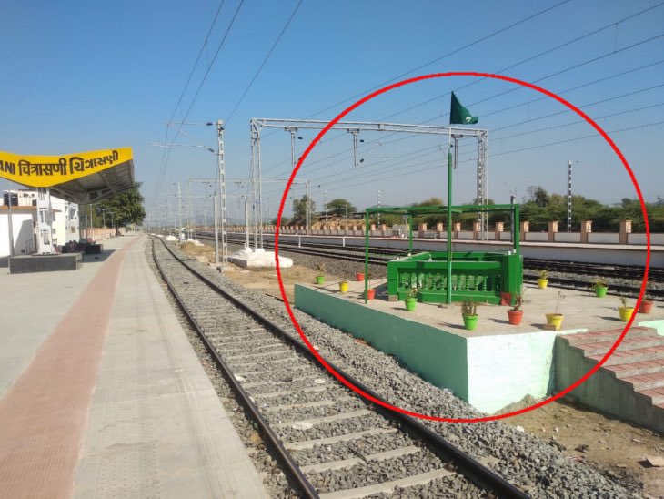 ajaychauhan41's tweet photo. गुजरात में पिछले 25 वर्षों से भाजपा की सरकार है, केंद्र में भी पिछले लगभग 10 साल से भाजपा सत्ता में है।
इस बीच गुजरात के चित्रासानी रेलवे स्टेशन पर पटरियों के बीच पीर साहब कब आकर दफन हो गए किसी को भी कानों कान खबर तक ना मिली। https://t.co/74TZ5gHzvo