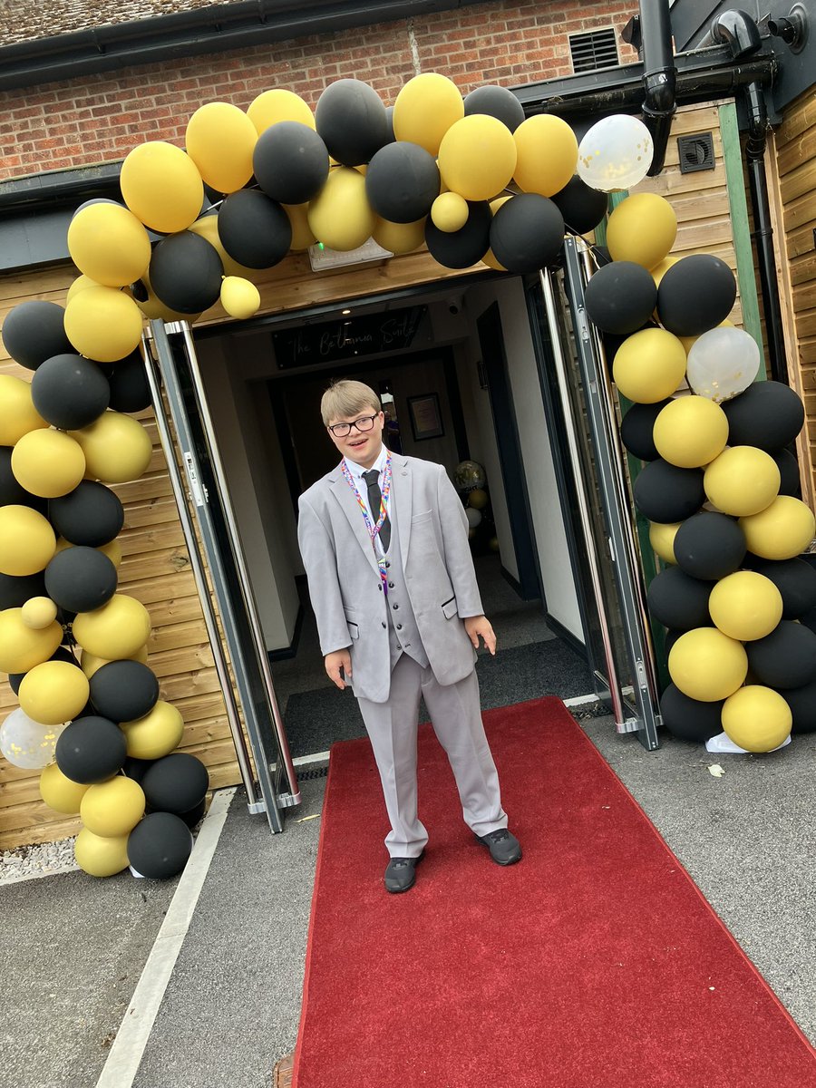 Thank you so much @KatyJD82 and everyone at @StChrisWrexham for putting on the most amazing prom for the class of 2023! Amazing venue, setup and for the surprise guest performers @LukeGallagher96n& @DeclanSwans 🕺🏼 ⚽️🍻